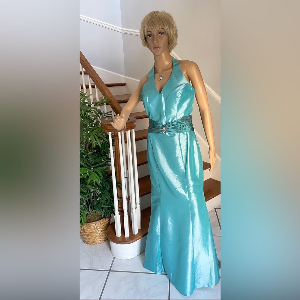 Beautiful Turquoise/Mardi Formal Gown by Private Collection Size 10